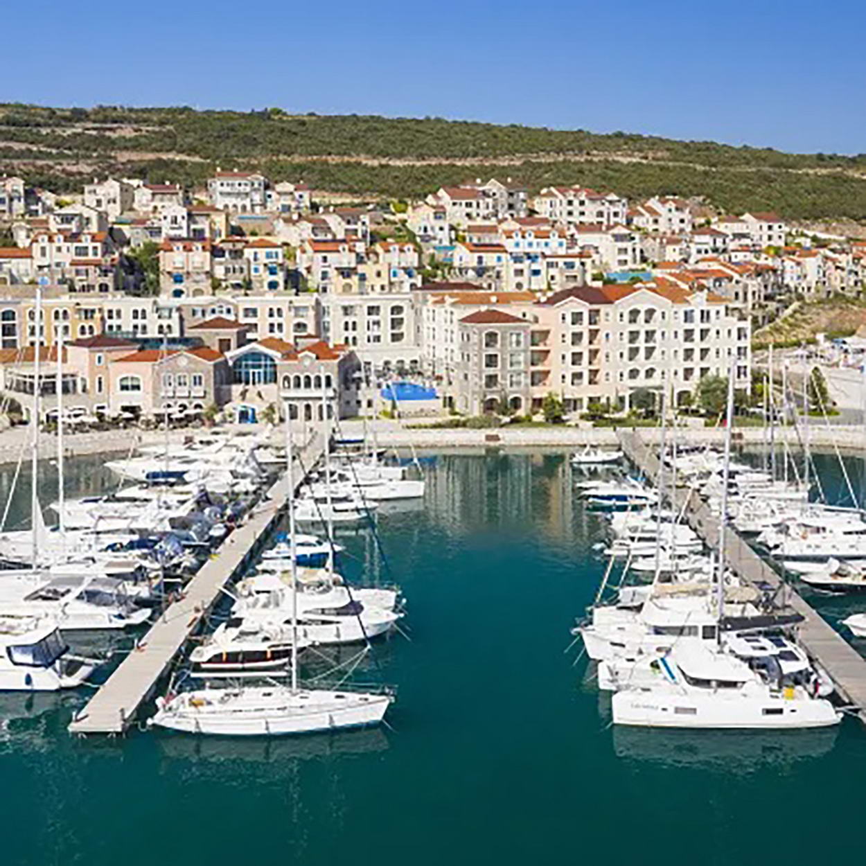 amforaproperty.com/Na prodaju građevinski plac sa odobrenim projektom za vilu u Radovićima, Luštica